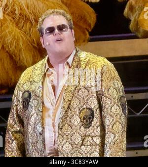 Los Angeles CA, Stati Uniti. 2 agosto 2025. Josh Gad fa un ritorno a sorpresa come Re Erode durante la produzione di Jesus Christ Superstar all'Hollywood Bowl il 2 agosto 2025, dopo la sua assenza la notte precedente a causa del COVID-19. Gad canta con un tocco drammatico in costume lamé dorato. Il cast include Cynthia Erivo nel ruolo di Gesù e Adam Lambert nel ruolo di Giuda. Crediti: Sharon Graphics/Alamy Live News Foto Stock
