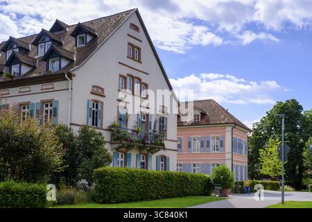 Museo Lobdengau, con scultura la Protection, sulle rive del Neckar, Ladenburg, distretto Reno-Neckar, Baden-Wuerttemberg, Germania Foto Stock