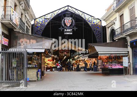 Ingresso al famoso mercato la Boqueria di Barcellona, vivace atmosfera urbana, Barcellona, Catalogna, Spagna Foto Stock