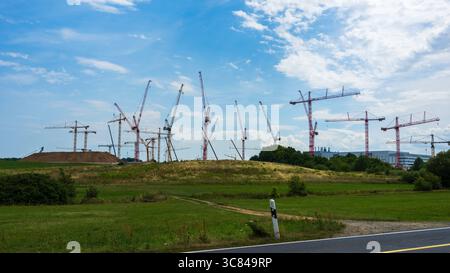 Un cantiere con diverse gru da costruzione Foto Stock