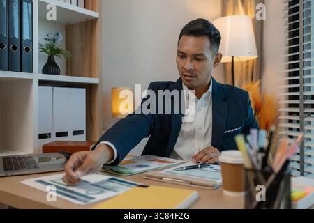 uomo d'affari di mezza età che indossa una camicia bianca e un vestito che sorride felicemente in ufficio, un uomo d'affari di mezza età con i capelli scuri è happy i Foto Stock