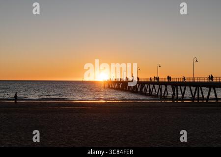 Tramonto beyong Glenelg Jetty, Glenelg, Adelaide, Australia meridionale, Australia Foto Stock