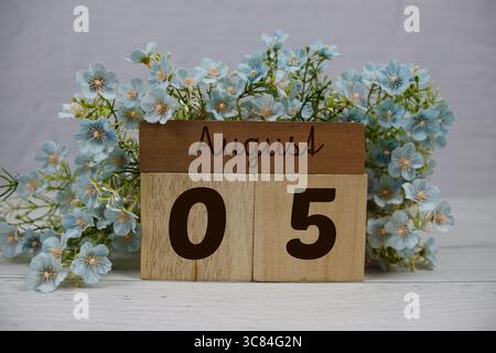 Calendario in legno che mostra la data del 5 agosto. Giorno 5 del mese di agosto Foto Stock