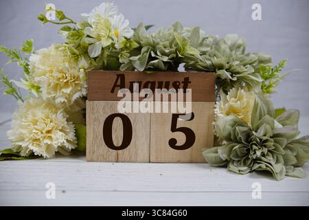 Calendario in legno che mostra la data del 5 agosto. Giorno 5 del mese di agosto Foto Stock