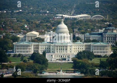 Veduta aerea di Washington, D.C., che mostra il National Mall, i monumenti storici, i musei e gli edifici governativi sotto un cielo azzurro Foto Stock