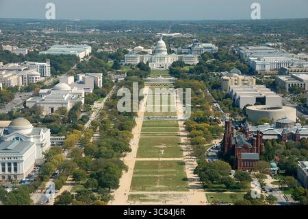 Veduta aerea di Washington, D.C., che mostra il National Mall, i monumenti storici, i musei e gli edifici governativi sotto un cielo azzurro Foto Stock
