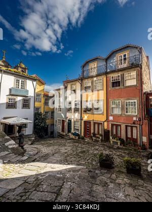 Case colorate in una piccola piazza nel centro storico di Porto, Portogallo. Foto Stock