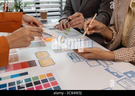 Processo di creazione di un'interfaccia per un'app mobile, un'interfaccia utente e un concetto di esperienza, ux, ui, sviluppatore ux e designer dell'interfaccia utente, sviluppo digitale creativo Foto Stock