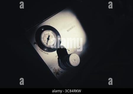 Dettagli del vecchio compressore d'aria, vista ravvicinata, composizione concettuale. Foto Stock
