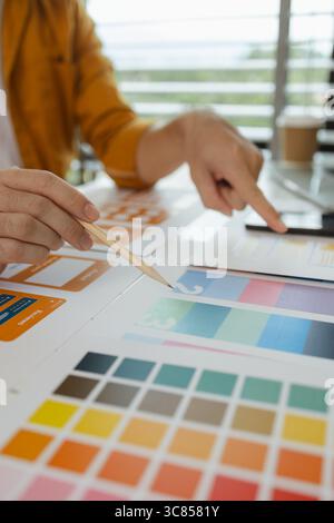 Un web designer sta utilizzando la sua idea per creare un progetto di progettazione digitale di prodotti che soddisfi le esigenze degli utenti in termini di aspetto e sensazione di frusta Foto Stock
