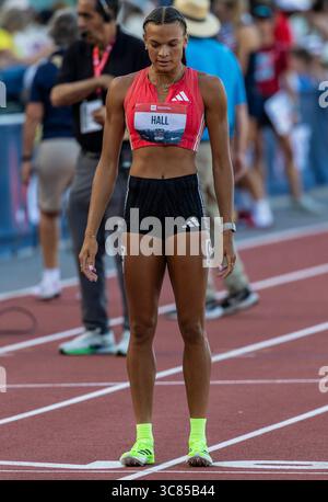 1 agosto 2025 Eugene, O l'atleta statunitense di Heptathlon Anna Hall in attesa che i 800 metri partiranno durante il secondo giorno del Campionato USATF Outdoor Track and Field Championship a Hayward Field Eugene O Thurman James/CSM Foto Stock