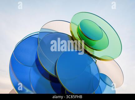 Rendering 3D di dischi in vetro verde e blu trasparenti sovrapposti per creare motivi astratti morbidi su uno sfondo chiaro Foto Stock