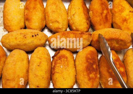 Diverse polpette fritte succose in olio, primo piano. Foto Stock