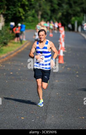 Belfast, Regno Unito. 3 agosto 2025. 03/08/2025 Belfast quasi 3000 persone hanno preso parte oggi alla Feile 5k & 10k Run a West Belfast. I Rains resistettero in quella che era una mattinata calda per i Runners. Crediti: Bonzo/Alamy Live News Foto Stock