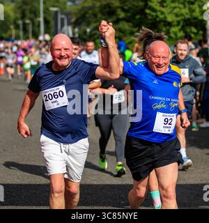 Belfast, Regno Unito. 3 agosto 2025. 03/08/2025 Belfast quasi 3000 persone hanno preso parte oggi alla Feile 5k & 10k Run a West Belfast. I Rains resistettero in quella che era una mattinata calda per i Runners. Crediti: Bonzo/Alamy Live News Foto Stock