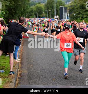 Belfast, Regno Unito. 3 agosto 2025. 03/08/2025 Belfast quasi 3000 persone hanno preso parte oggi alla Feile 5k & 10k Run a West Belfast. I Rains resistettero in quella che era una mattinata calda per i Runners. Crediti: Bonzo/Alamy Live News Foto Stock