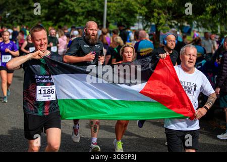 Belfast, Regno Unito. 3 agosto 2025. 03/08/2025 Belfast quasi 3000 persone hanno preso parte oggi alla Feile 5k & 10k Run a West Belfast. I Rains resistettero in quella che era una mattinata calda per i Runners. Crediti: Bonzo/Alamy Live News Foto Stock