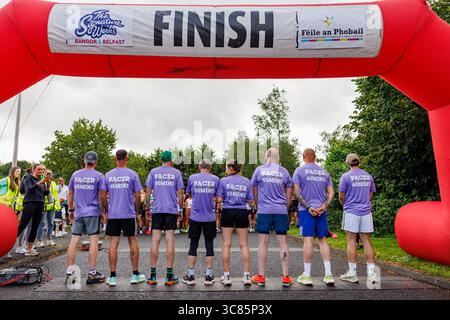 Belfast, Regno Unito. 3 agosto 2025. 03/08/2025 Belfast quasi 3000 persone hanno preso parte oggi alla Feile 5k & 10k Run a West Belfast. I Rains resistettero in quella che era una mattinata calda per i Runners. Crediti: Bonzo/Alamy Live News Foto Stock