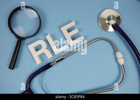 Testo RLE estremità inferiore destra con stetoscopio e lente di ingrandimento su sfondo blu Foto Stock