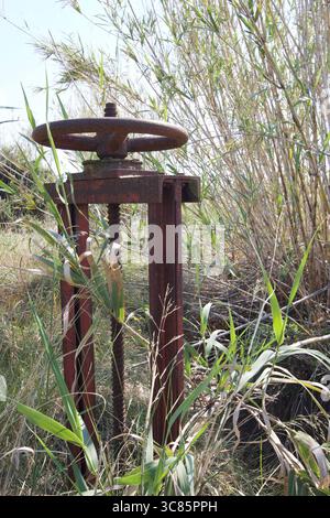 Controllo delle porte di irrigazione nella campagna spagnola Foto Stock