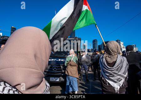 I manifestanti pro palestinesi affrontano la polizia sul ponte di King Street, Melbourne, Victoria, Australia. Foto Stock