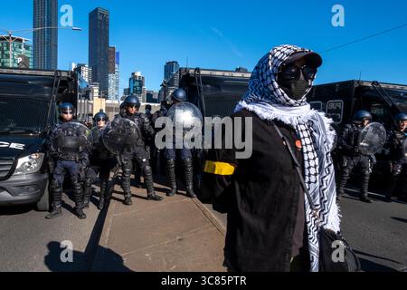 I manifestanti pro palestinesi affrontano la polizia sul ponte di King Street, Melbourne, Victoria, Australia. Foto Stock