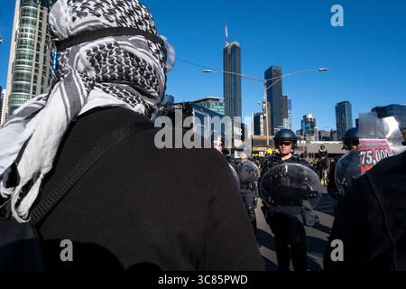 I manifestanti pro palestinesi affrontano la polizia sul ponte di King Street, Melbourne, Victoria, Australia. Foto Stock