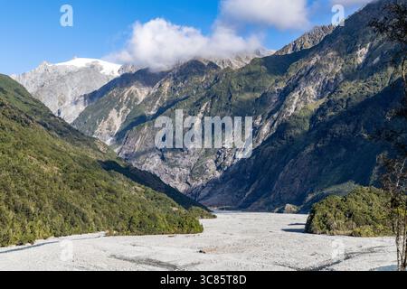 Franz Josef Glacier, costa occidentale della nuova Zelanda, vista del ghiacciaio dal punto panoramico sulla passeggiata nella foresta del ghiacciaio Franz Josef Foto Stock