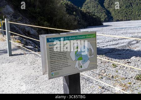 Il punto panoramico del ghiacciaio Franz Josef nel parco nazionale di Westland e le informazioni su cosa posso fare per i cambiamenti climatici, mentre il ghiacciaio si sta ritirando Foto Stock