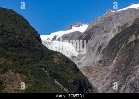 Franz Josef Glacier, costa occidentale della nuova Zelanda, vista del ghiacciaio dal punto panoramico sulla passeggiata nella foresta del ghiacciaio Franz Josef Foto Stock