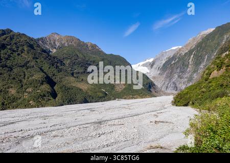 Franz Josef Glacier, costa occidentale della nuova Zelanda, vista del ghiacciaio dal punto panoramico sulla passeggiata nella foresta del ghiacciaio Franz Josef Foto Stock