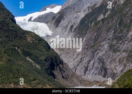 Franz Josef Glacier, costa occidentale della nuova Zelanda, vista del ghiacciaio dal punto panoramico sulla passeggiata nella foresta del ghiacciaio Franz Josef Foto Stock