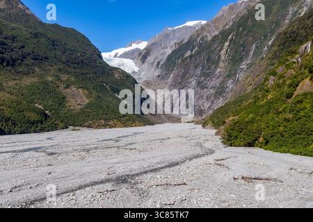 Franz Josef Glacier, costa occidentale della nuova Zelanda, vista del ghiacciaio dal punto panoramico sulla passeggiata nella foresta del ghiacciaio Franz Josef Foto Stock
