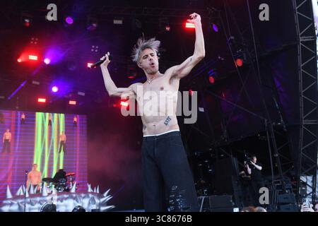 REGNO UNITO. 2 agosto 2025. BRIGHTON, INGHILTERRA - 2 AGOSTO: Sugar Bones of 'Confidence Man' si esibisce al Brighton Pride 2025: Pride in the Park a Preston Park il 2 agosto 2025 a Brighton, EnglandCAP/Mar © Mar/Capital Pictures Credit: Capital Pictures/Alamy Live News Foto Stock