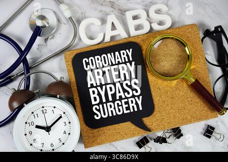 CAB - Coronary Artery bypass Surgery acronimo con stetoscopio, sveglia e lente d'ingrandimento, contesto medico e sanitario Foto Stock