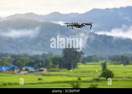 Drone copter battenti con fotocamera digitale in montagna. Foto Stock
