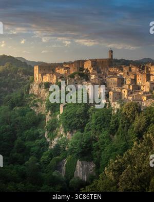L'antico borgo di Sorano sul tufo al tramonto. Maremma, Provincia di Grosseto, regione Toscana, Italia Foto Stock