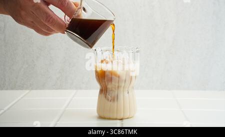 Caffè ghiacciato su sfondo bianco Foto Stock