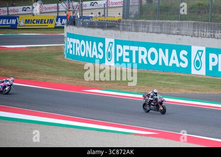 Mugello, Italia - 22 giugno 2025:di Giannantonio insegue Francesco 'Pecco' Bagnaia alla MotoGP italiana, entrambi su Ducati. Foto Stock