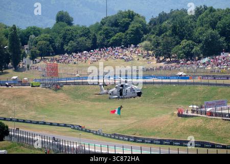 Mugello, Italia - 22 giugno 2025: Un elicottero militare sorvola il circuito toscano prima della MotoGP italiana. Foto Stock
