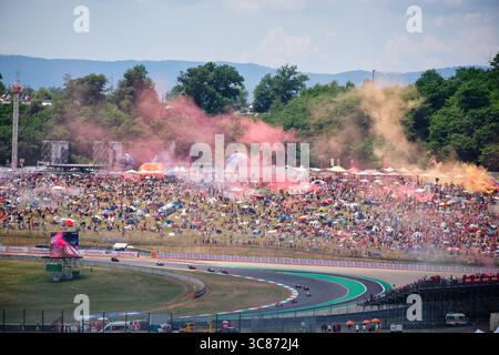 Mugello, Italia - 22 giugno 2025: Tifo per la folla al MotoGP italiano sul famoso circuito toscano Foto Stock