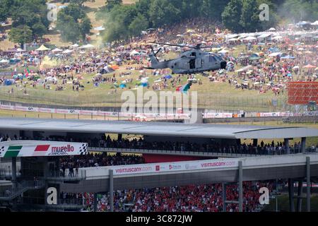 Mugello, Italia - 22 giugno 2025: Un elicottero militare sorvola il circuito toscano prima della MotoGP italiana. Foto Stock