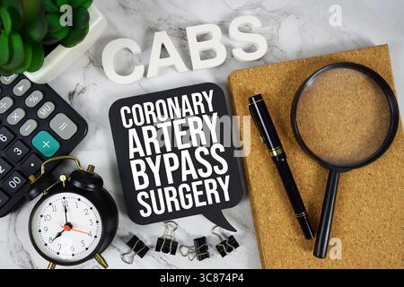 CAB Coronary Artery bypass Surgery text con calcolatrice, sveglia e lente di ingrandimento su sfondo in marmo Foto Stock