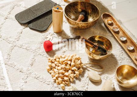 Accessori per yoga e meditazione con ciotole cantanti, strumenti di guarigione sonora e articoli per il benessere per il relax e la vita consapevole Foto Stock