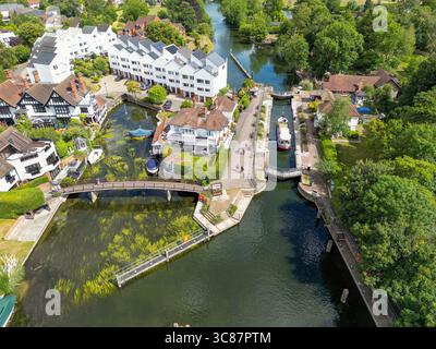 Marlow, Buckinghamshire, Inghilterra, Regno Unito – 21 luglio 2025: Veduta aerea di Marlow Lock sul fiume Tamigi a Marlow Foto Stock