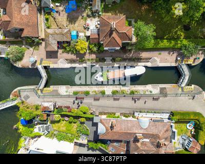Marlow, Buckinghamshire, Inghilterra, Regno Unito – 21 luglio 2025: Veduta aerea di Marlow Lock sul fiume Tamigi a Marlow Foto Stock
