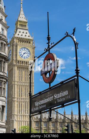 Londra, Inghilterra, Regno Unito - 4 luglio 2025: Cartello sopra l'ingresso della metropolitana pubblica e della stazione della metropolitana di Westminster nel centro di Londra con il Big Ben Foto Stock