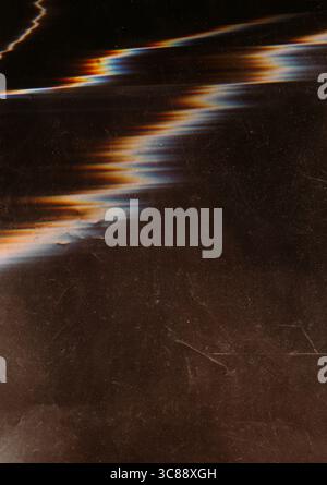 Sfocatura del display distorta. Guasto del sistema. Onda di colore brillante, linea a zigzag sullo schermo in vetro nero graffiato, sfondo astratto. Foto Stock