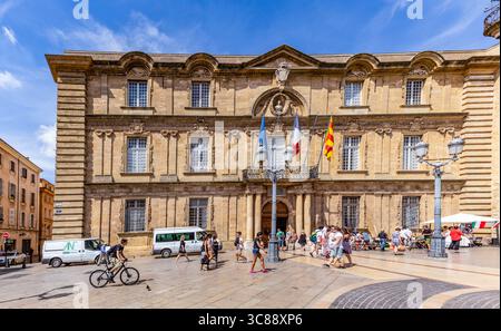 AIX en Provence, Francia - 19 agosto 2016: La gente ama visitare la piazza centrale della città con vista sull'hotel de ville, municipio. Foto Stock