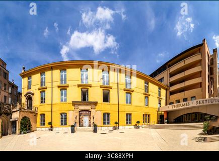AIX en Provence, Francia - 19 agosto 2016: Facciata di thermes sextius di Aix en Provence, Francia. Foto Stock
